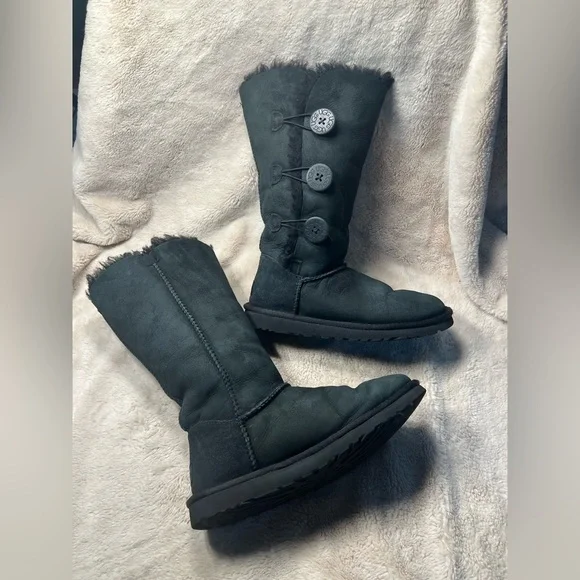Ugg Womens Black Size 6 Bailey Button - Picture 3 of 7